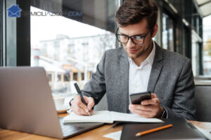 Foto di commercialista al lavoro
