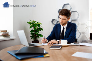 Foto di commercialista che gestisce una domiciliazione legale