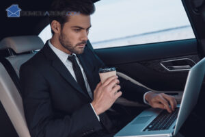 Foto di una persona che ha attivato degli uffici virtuali in più città italiane