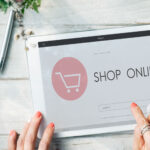Foto di persona che acquista prodotti da un e-commerce