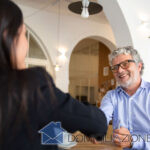 Foto di un accordo tra mediatore e controparte in coworking